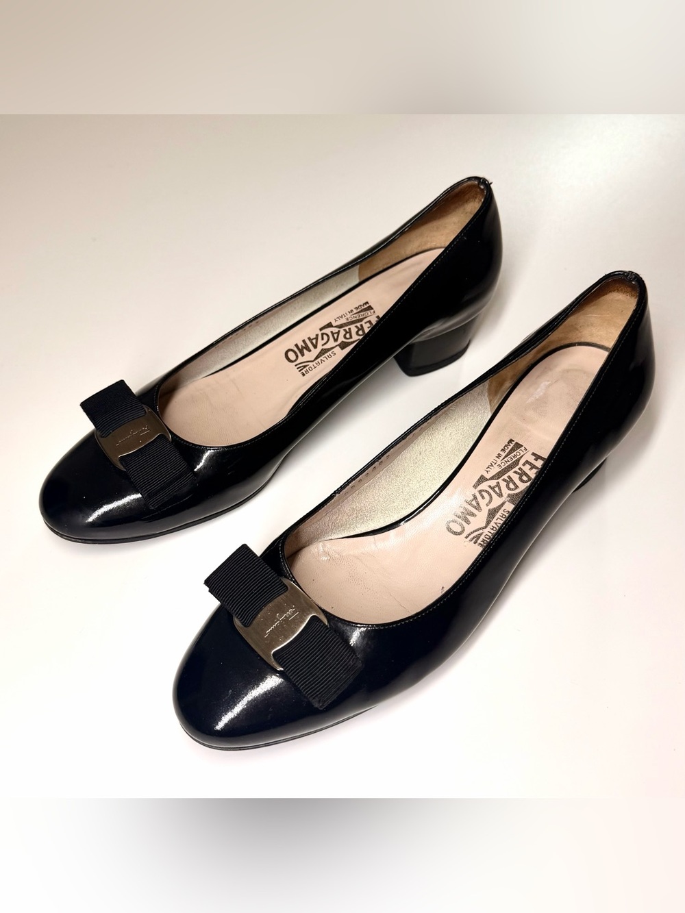 Salvatore Ferragamo Women’s Vera Bow Black Patent Leather Pump Low Heel Shoes 8B